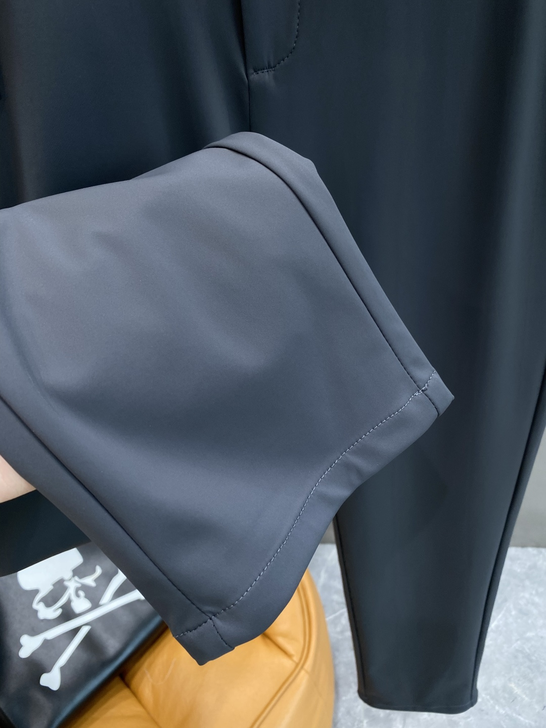 《𝙉𝙚𝙬🤍🖤巴家》
2025西裤 优雅干练两不误！裤子版型修身，线条流畅，能很好地修饰腿部线条，让你在办