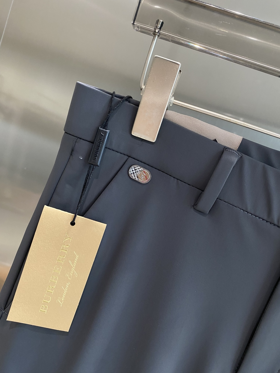 《𝙉𝙚𝙬🤍🖤巴家》
2025西裤 优雅干练两不误！裤子版型修身，线条流畅，能很好地修饰腿部线条，让你在办