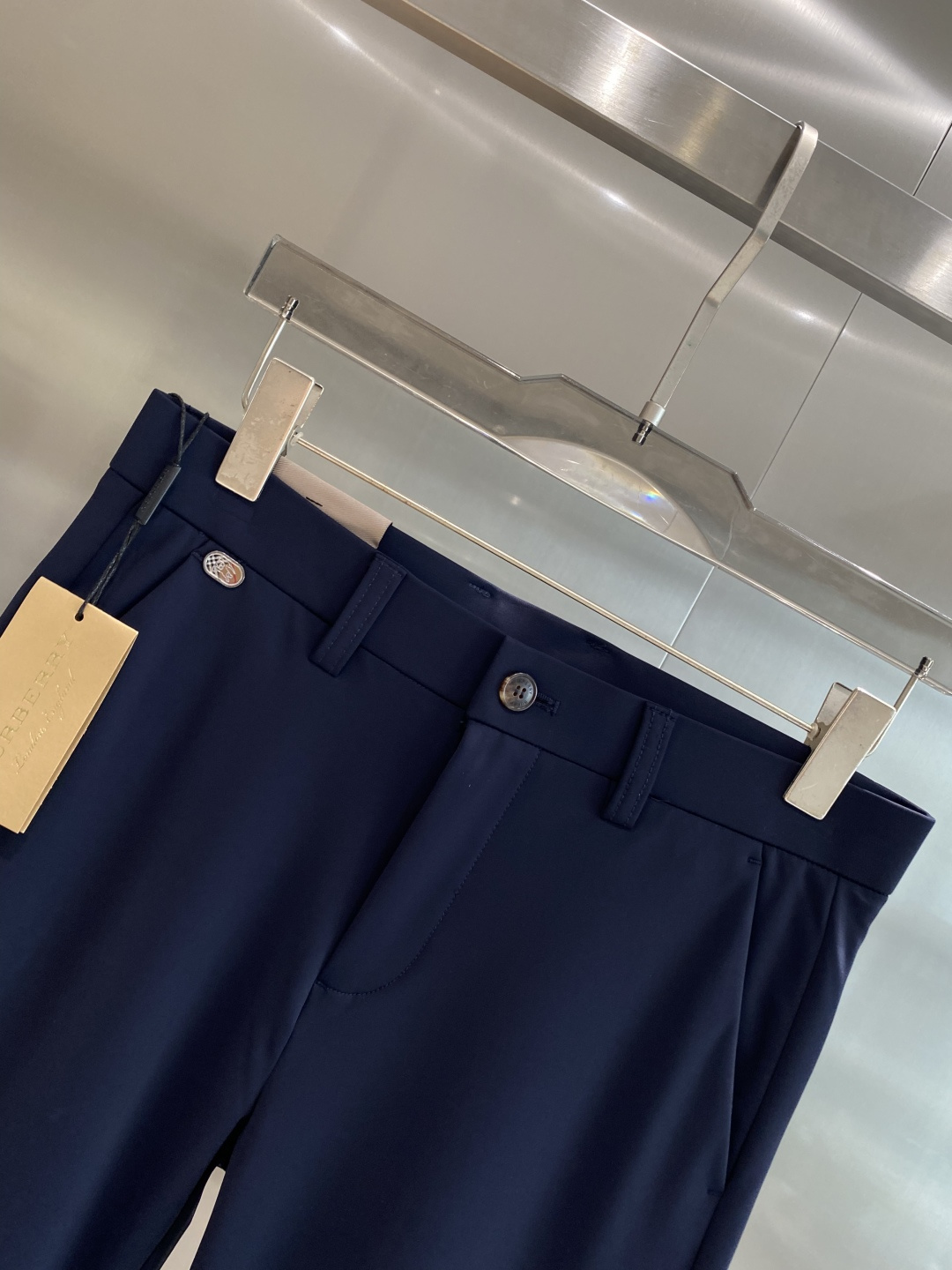 《𝙉𝙚𝙬🤍🖤巴家》
2025西裤 优雅干练两不误！裤子版型修身，线条流畅，能很好地修饰腿部线条，让你在办