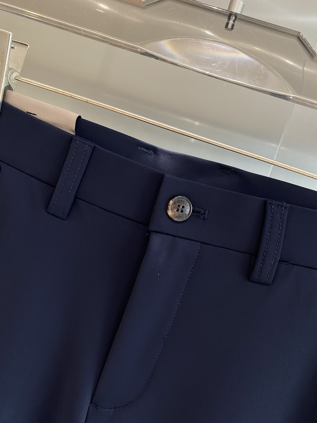 《𝙉𝙚𝙬🤍🖤巴家》
2025西裤 优雅干练两不误！裤子版型修身，线条流畅，能很好地修饰腿部线条，让你在办