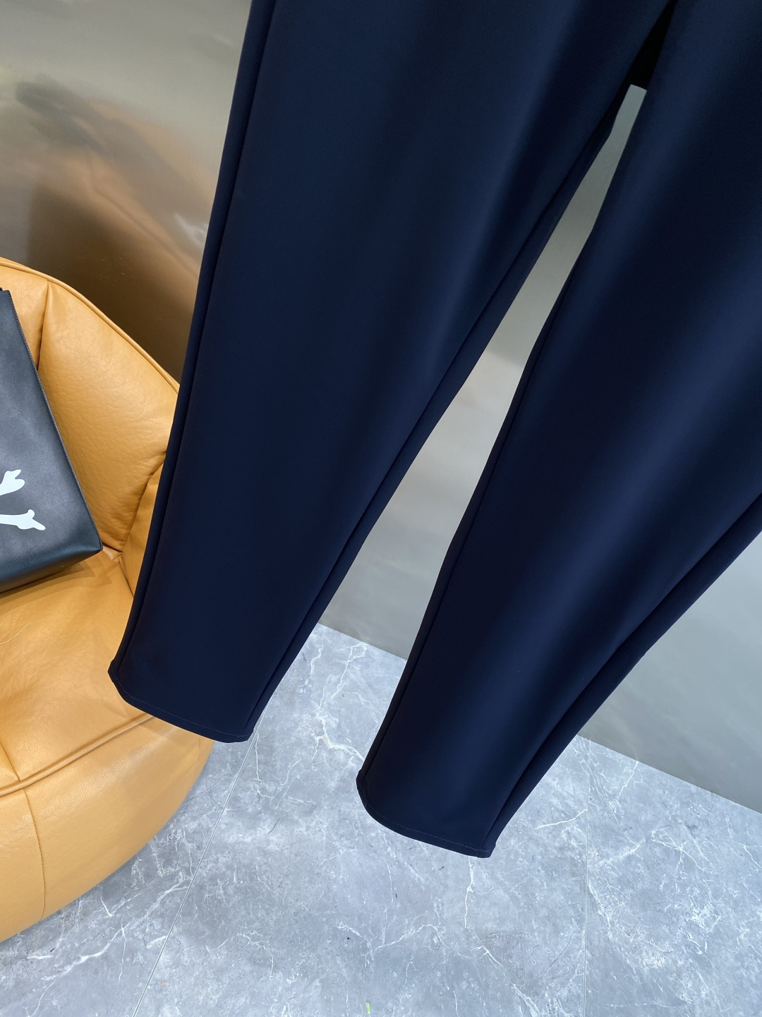 《𝙉𝙚𝙬🤍🖤巴家》
2025西裤 优雅干练两不误！裤子版型修身，线条流畅，能很好地修饰腿部线条，让你在办