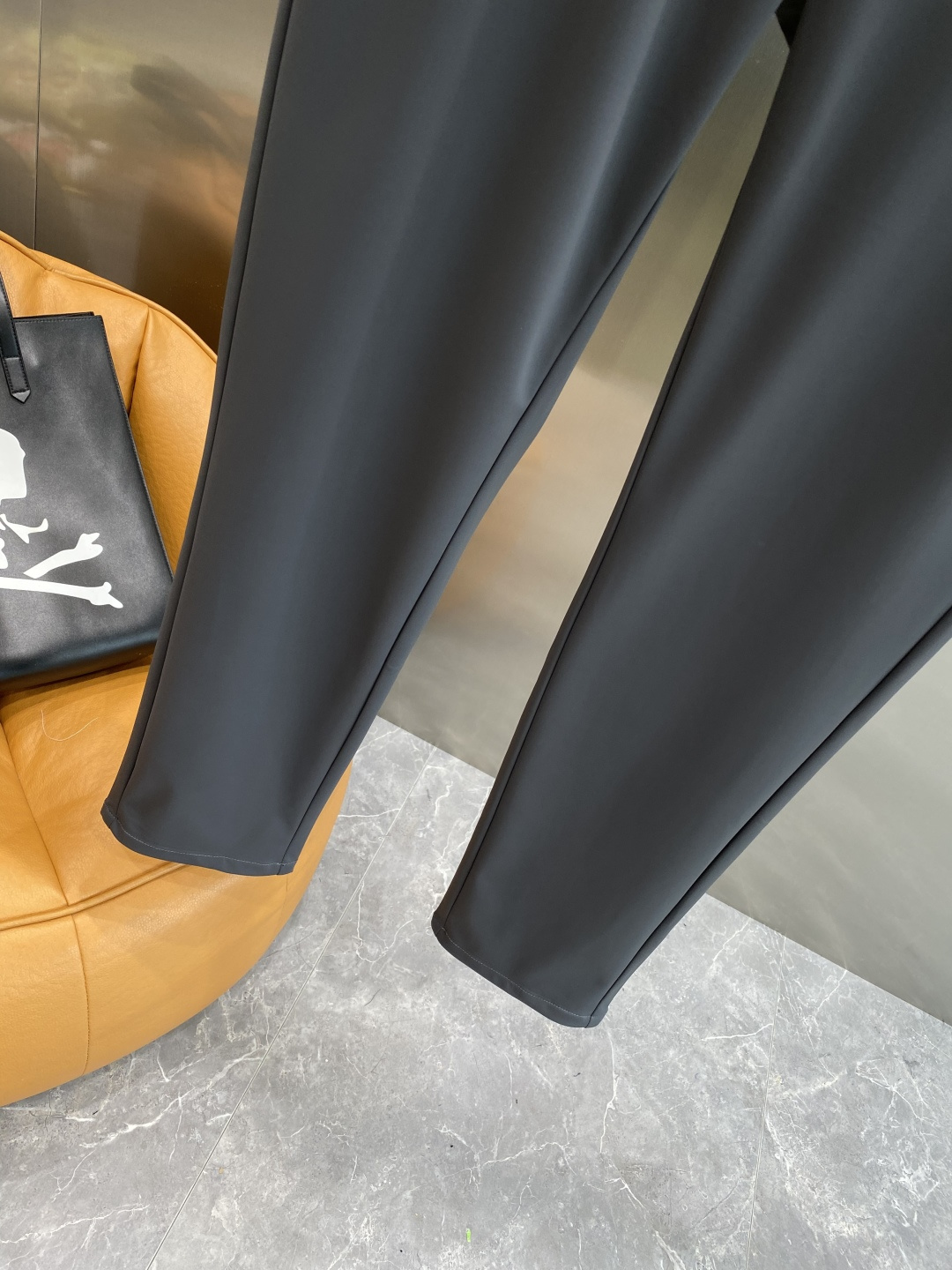 《𝙉𝙚𝙬🤍🖤巴家》
2025西裤 优雅干练两不误！裤子版型修身，线条流畅，能很好地修饰腿部线条，让你在办