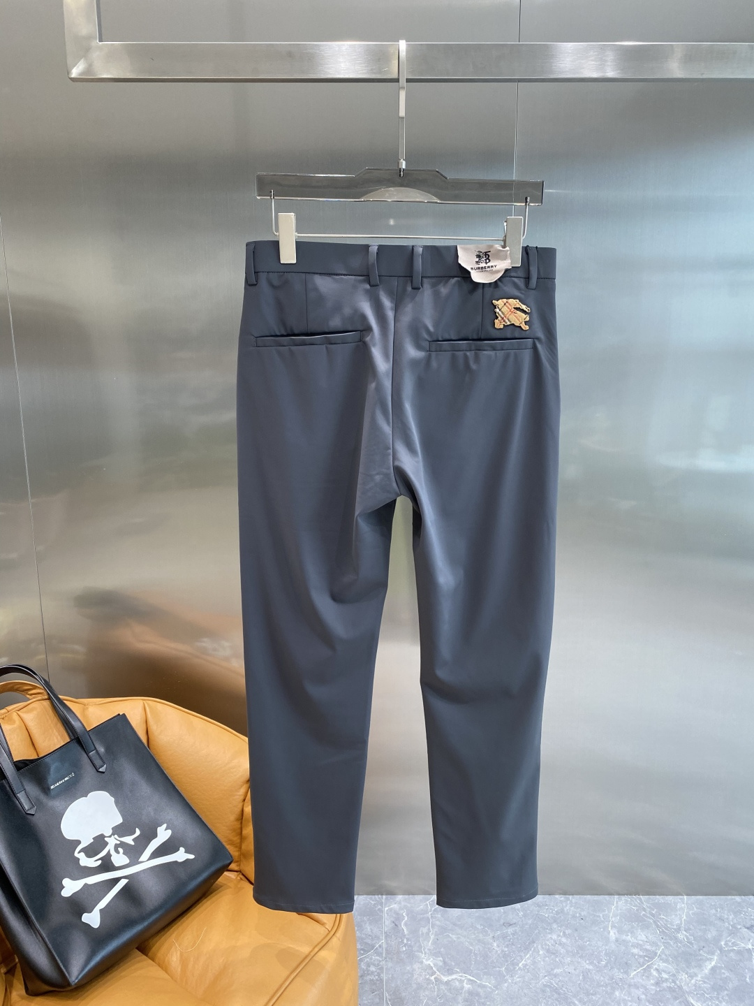 《𝙉𝙚𝙬🤍🖤巴家》
2025西裤 优雅干练两不误！裤子版型修身，线条流畅，能很好地修饰腿部线条，让你在办