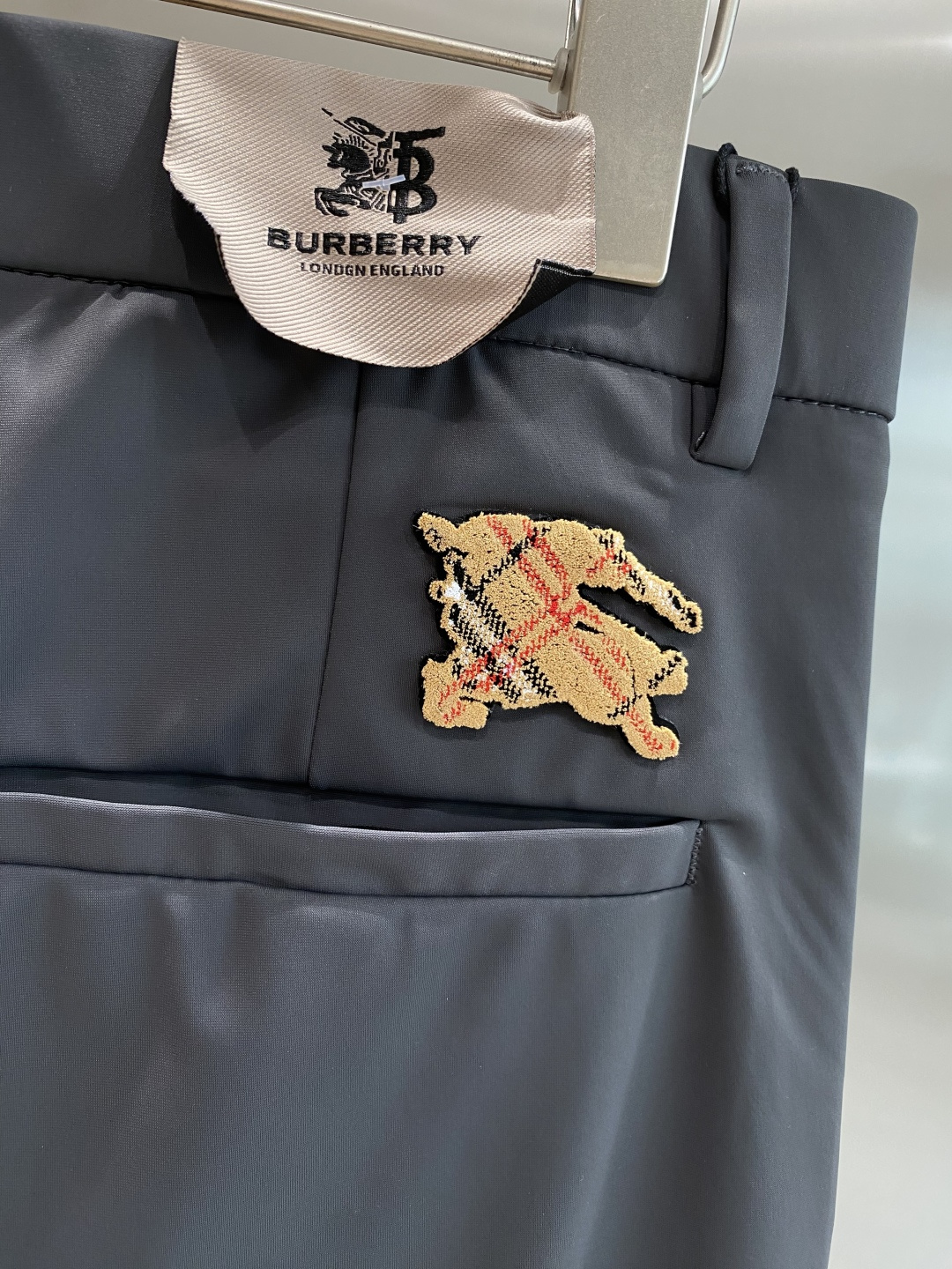 《𝙉𝙚𝙬🤍🖤巴家》
2025西裤 优雅干练两不误！裤子版型修身，线条流畅，能很好地修饰腿部线条，让你在办