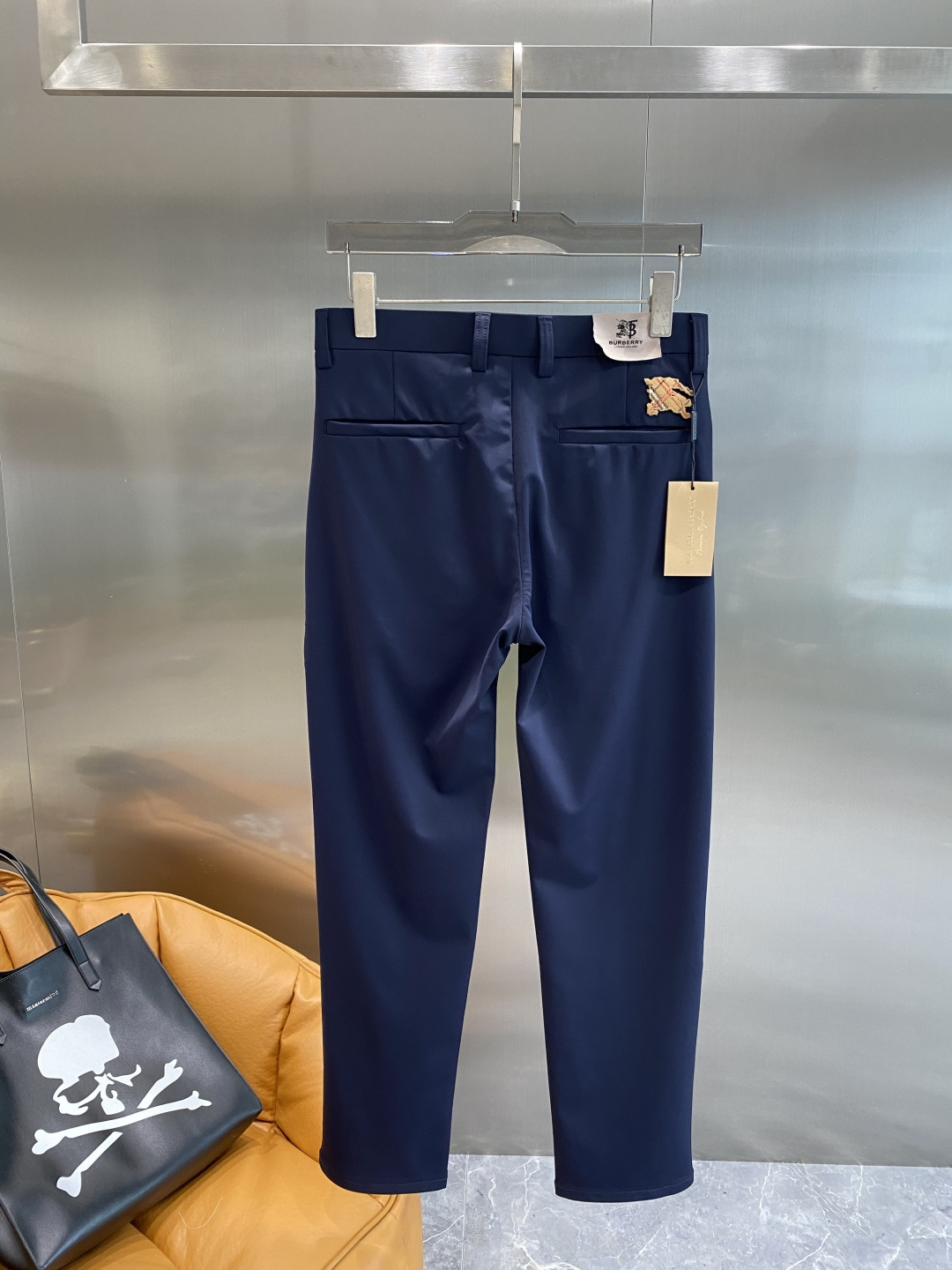 《𝙉𝙚𝙬🤍🖤巴家》
2025西裤 优雅干练两不误！裤子版型修身，线条流畅，能很好地修饰腿部线条，让你在办