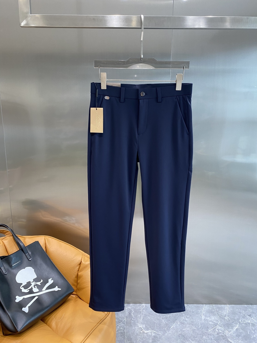 《𝙉𝙚𝙬🤍🖤巴家》
2025西裤 优雅干练两不误！裤子版型修身，线条流畅，能很好地修饰腿部线条，让你在办