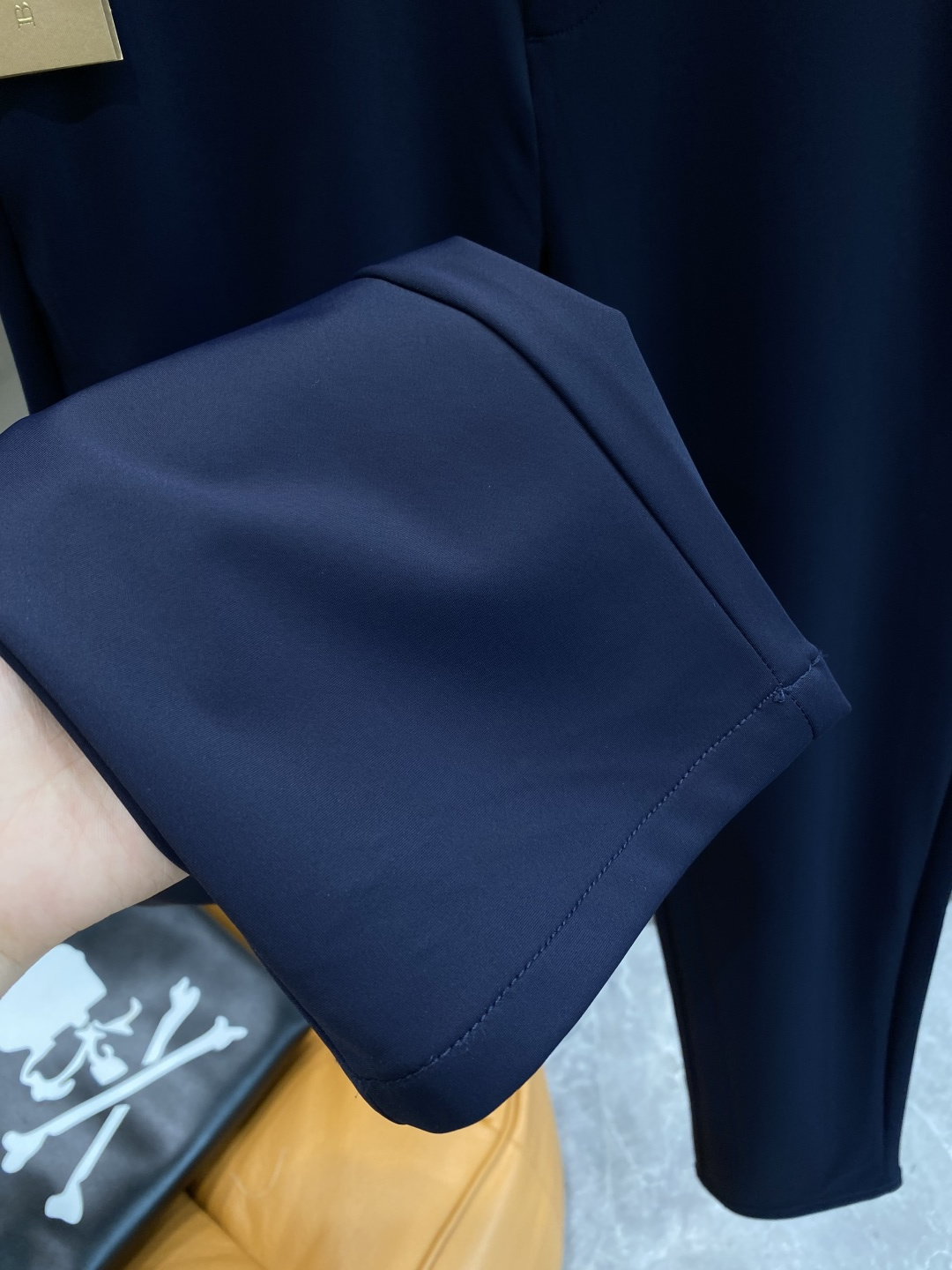 《𝙉𝙚𝙬🤍🖤巴家》
2025西裤 优雅干练两不误！裤子版型修身，线条流畅，能很好地修饰腿部线条，让你在办