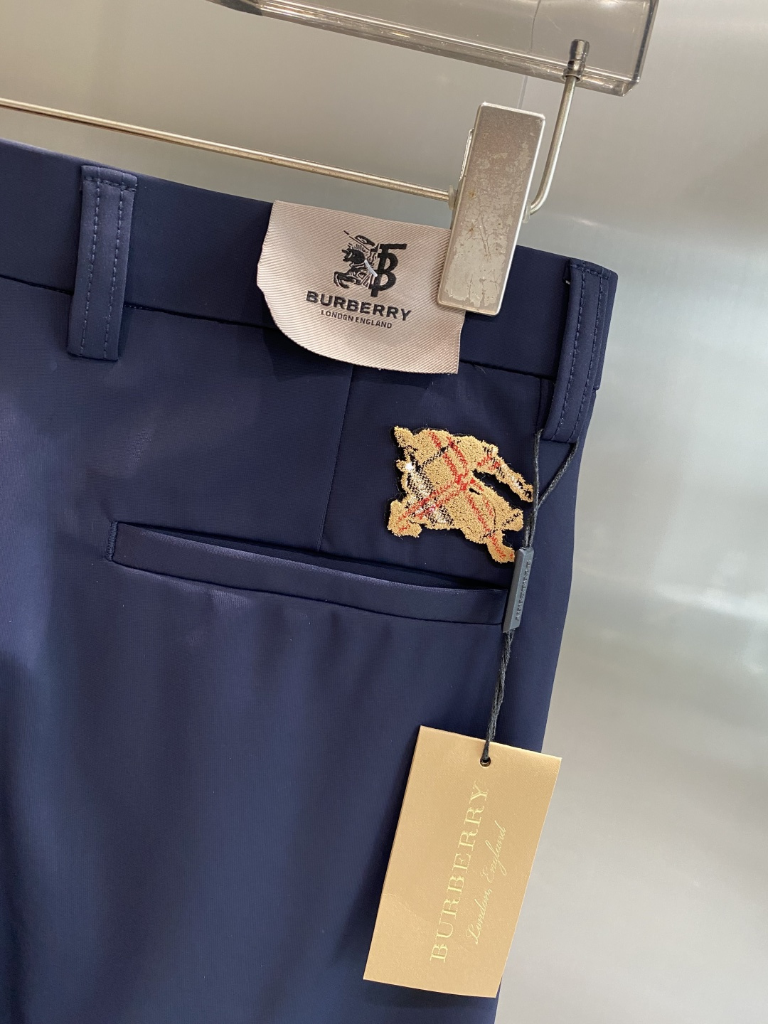 《𝙉𝙚𝙬🤍🖤巴家》
2025西裤 优雅干练两不误！裤子版型修身，线条流畅，能很好地修饰腿部线条，让你在办