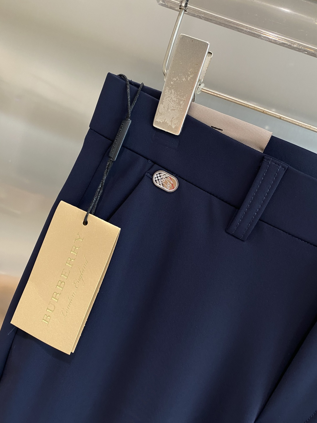 《𝙉𝙚𝙬🤍🖤巴家》
2025西裤 优雅干练两不误！裤子版型修身，线条流畅，能很好地修饰腿部线条，让你在办