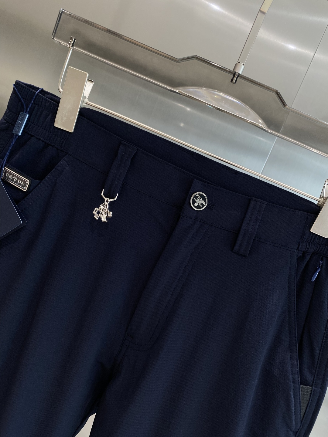 《𝙉𝙚𝙬🤍🖤普家》
2025西裤 优雅干练两不误！裤子版型修身，线条流畅，能很好地修饰腿部线条，让你在办