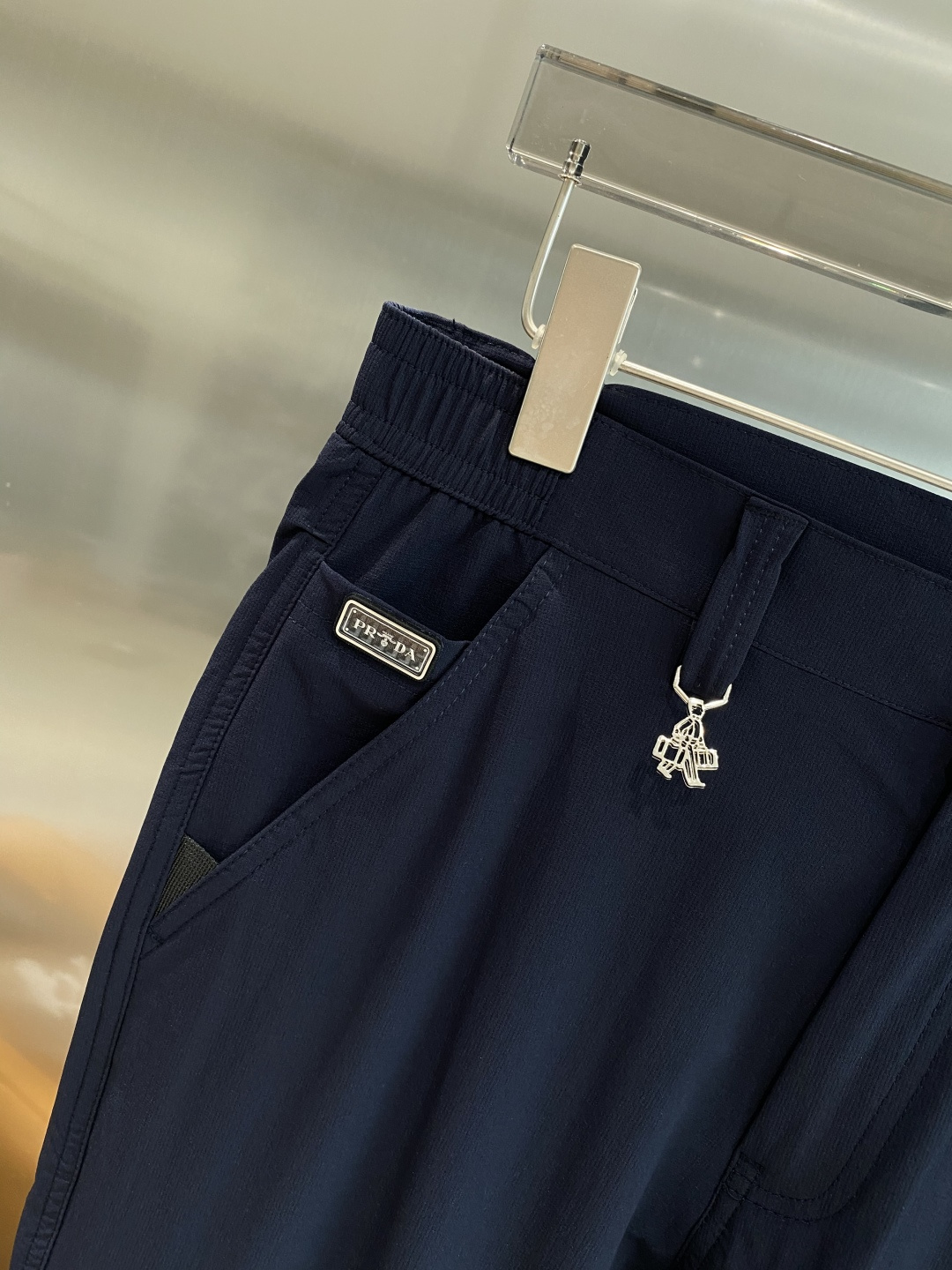 《𝙉𝙚𝙬🤍🖤普家》
2025西裤 优雅干练两不误！裤子版型修身，线条流畅，能很好地修饰腿部线条，让你在办