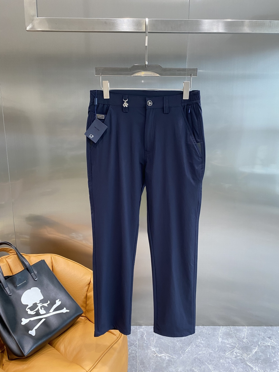 《𝙉𝙚𝙬🤍🖤普家》
2025西裤 优雅干练两不误！裤子版型修身，线条流畅，能很好地修饰腿部线条，让你在办