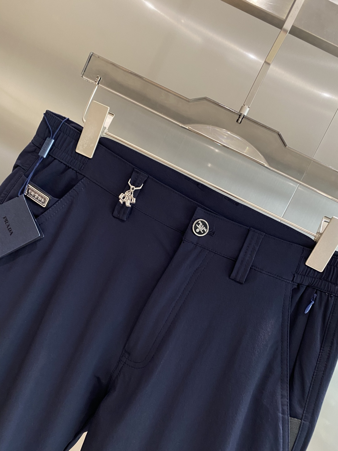 《𝙉𝙚𝙬🤍🖤普家》
2025西裤 优雅干练两不误！裤子版型修身，线条流畅，能很好地修饰腿部线条，让你在办