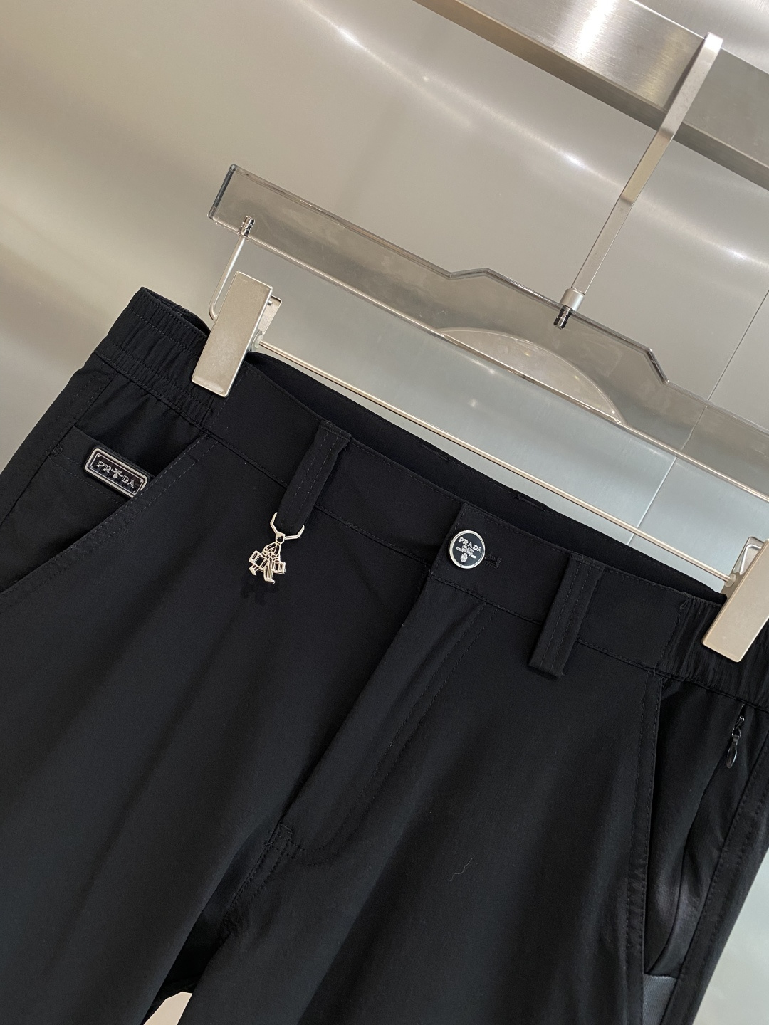 《𝙉𝙚𝙬🤍🖤普家》
2025西裤 优雅干练两不误！裤子版型修身，线条流畅，能很好地修饰腿部线条，让你在办