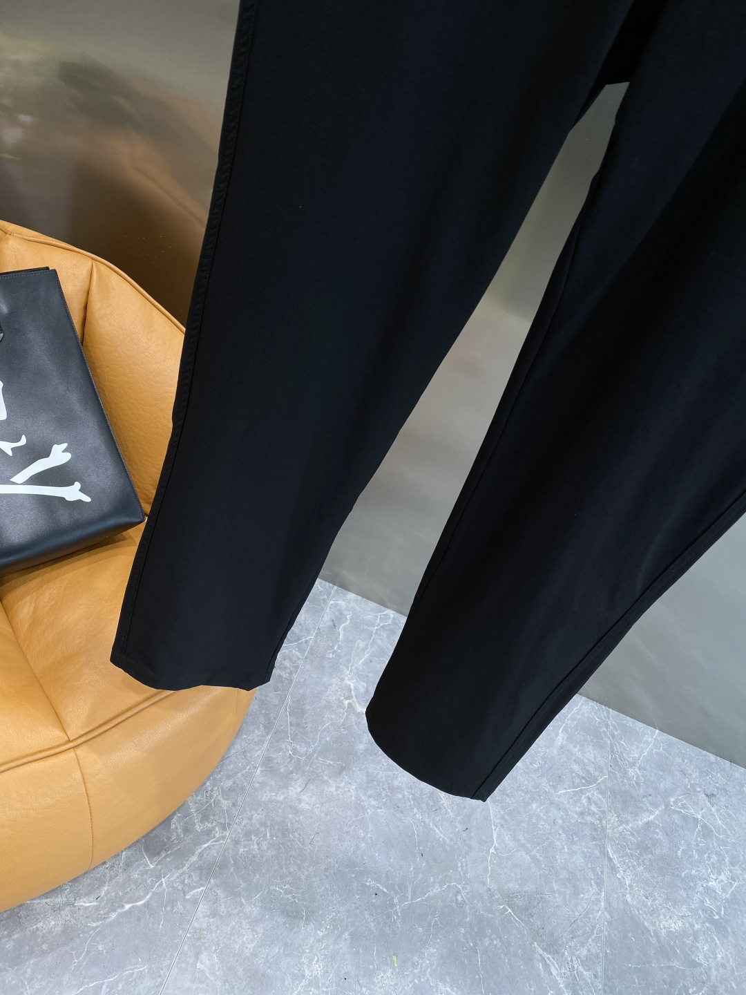 《𝙉𝙚𝙬🤍🖤普家》
2025西裤 优雅干练两不误！裤子版型修身，线条流畅，能很好地修饰腿部线条，让你在办