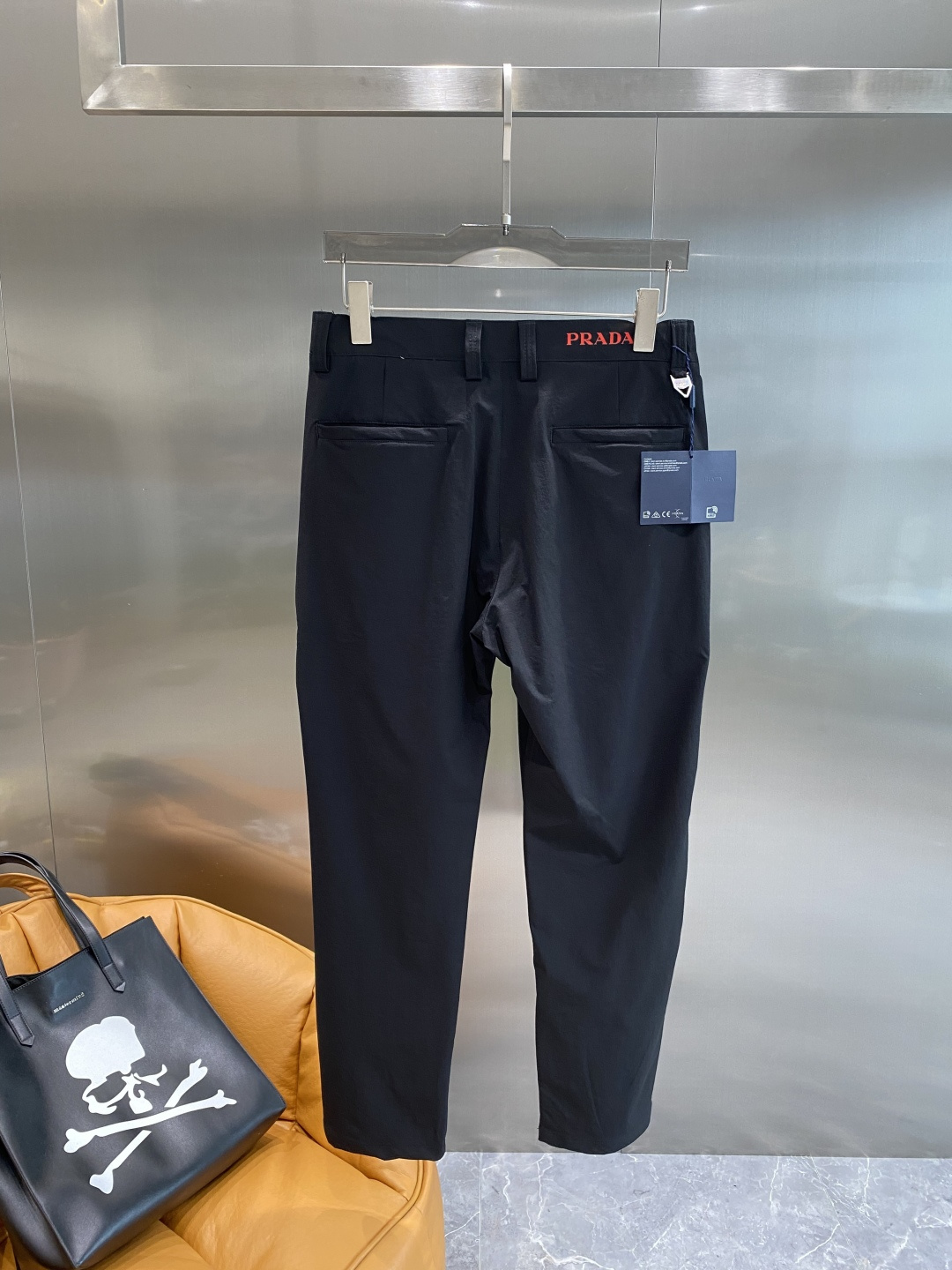 《𝙉𝙚𝙬🤍🖤普家》
2025西裤 优雅干练两不误！裤子版型修身，线条流畅，能很好地修饰腿部线条，让你在办