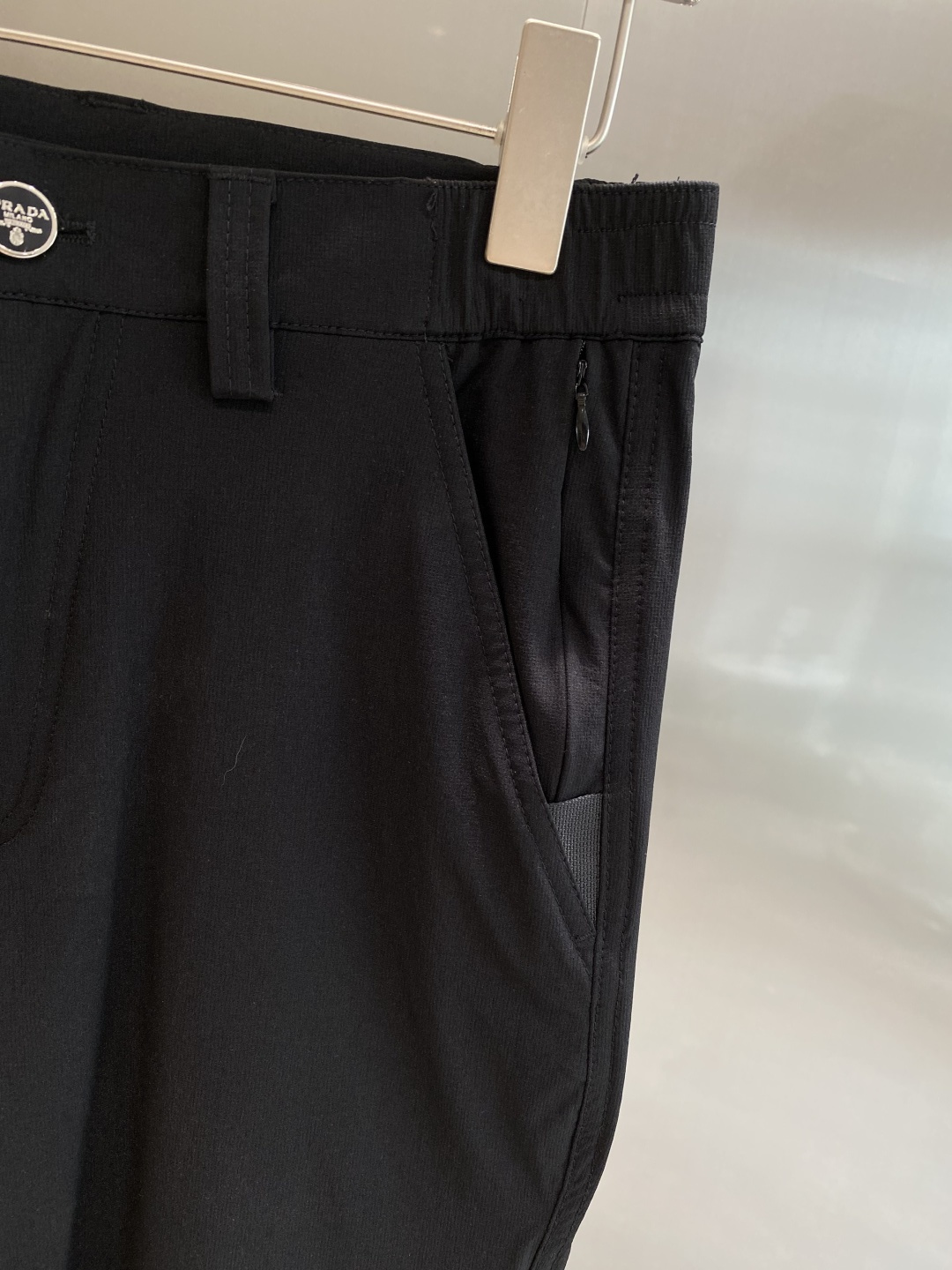 《𝙉𝙚𝙬🤍🖤普家》
2025西裤 优雅干练两不误！裤子版型修身，线条流畅，能很好地修饰腿部线条，让你在办