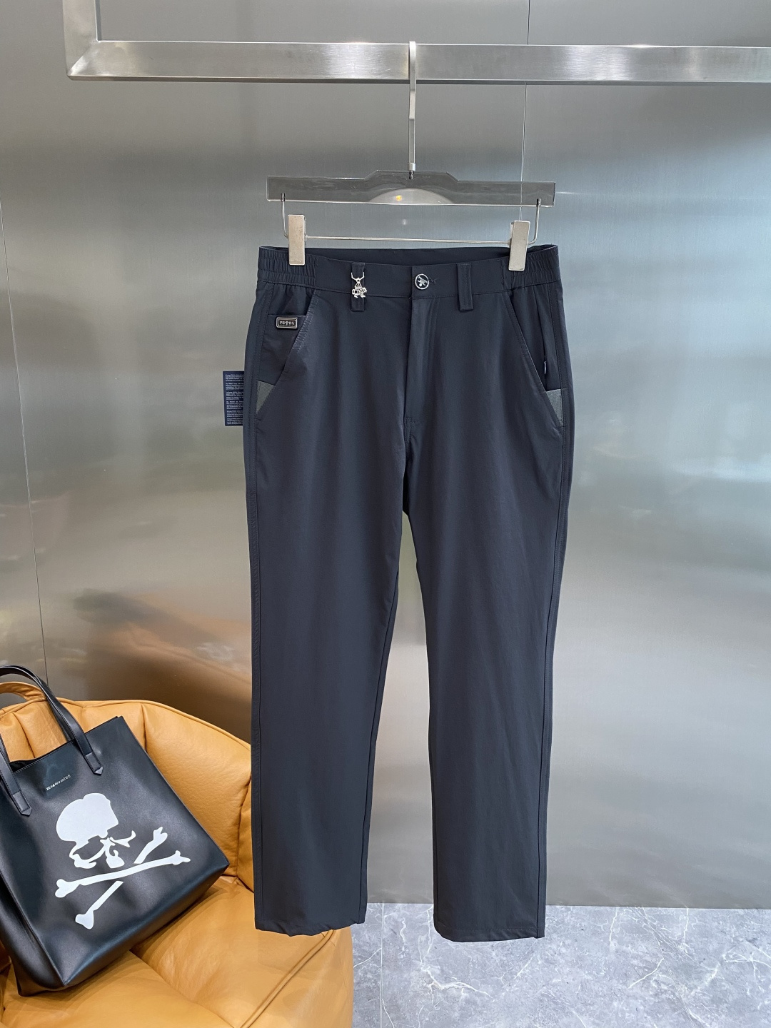 《𝙉𝙚𝙬🤍🖤普家》
2025西裤 优雅干练两不误！裤子版型修身，线条流畅，能很好地修饰腿部线条，让你在办