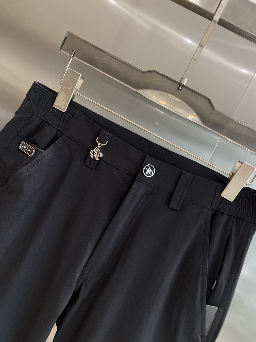 《𝙉𝙚𝙬🤍🖤普家》
2025西裤 优雅干练两不误！裤子版型修身，线条流畅，能很好地修饰腿部线条，让你在办