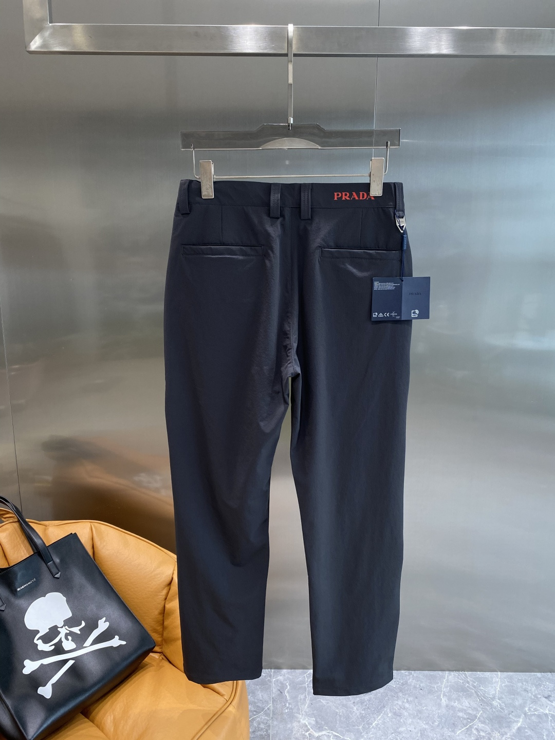 《𝙉𝙚𝙬🤍🖤普家》
2025西裤 优雅干练两不误！裤子版型修身，线条流畅，能很好地修饰腿部线条，让你在办