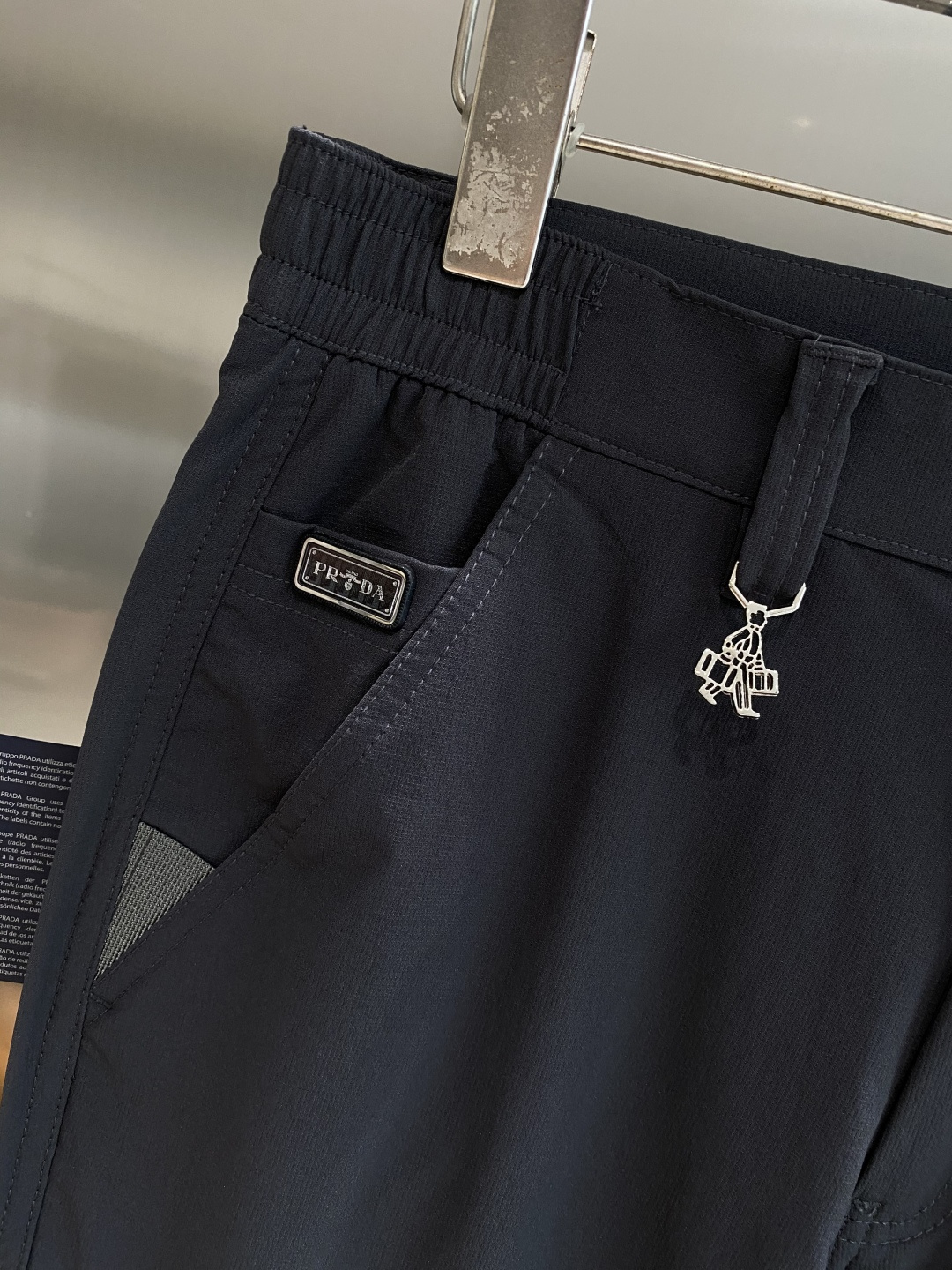 《𝙉𝙚𝙬🤍🖤普家》
2025西裤 优雅干练两不误！裤子版型修身，线条流畅，能很好地修饰腿部线条，让你在办