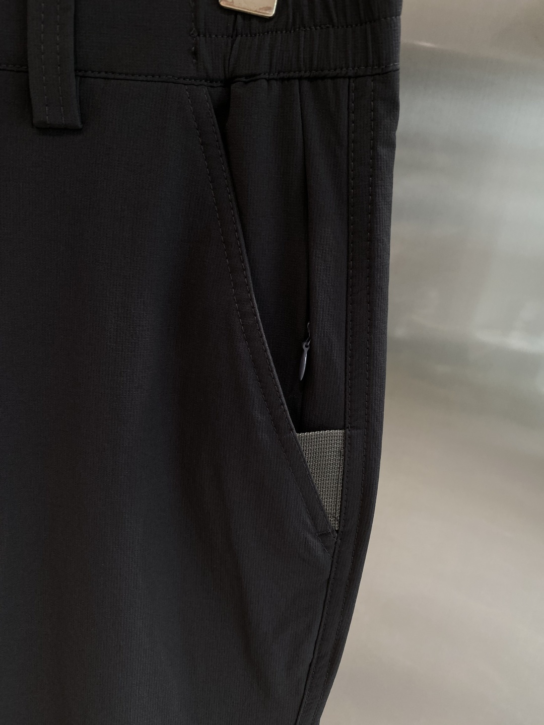 《𝙉𝙚𝙬🤍🖤普家》
2025西裤 优雅干练两不误！裤子版型修身，线条流畅，能很好地修饰腿部线条，让你在办