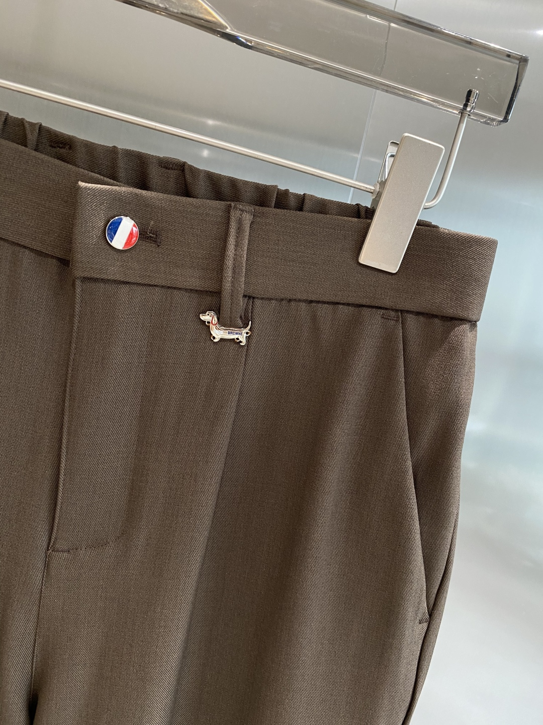 《𝙉𝙚𝙬🤍🖤TB家》
2025西裤 优雅干练两不误！裤子版型修身，线条流畅，能很好地修饰腿部线条，让你在