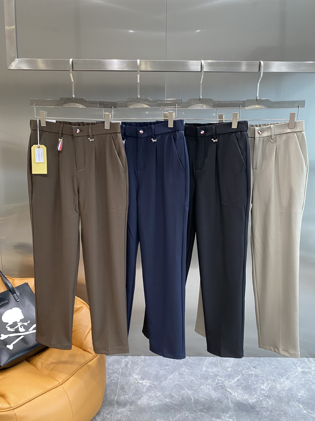 《𝙉𝙚𝙬🤍🖤TB家》
2025西裤 优雅干练两不误！裤子版型修身，线条流畅，能很好地修饰腿部线条，让你在