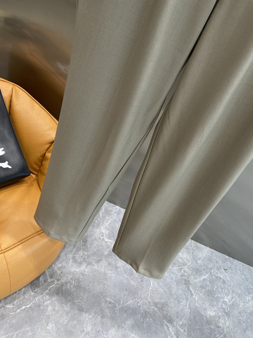 《𝙉𝙚𝙬🤍🖤TB家》
2025西裤 优雅干练两不误！裤子版型修身，线条流畅，能很好地修饰腿部线条，让你在