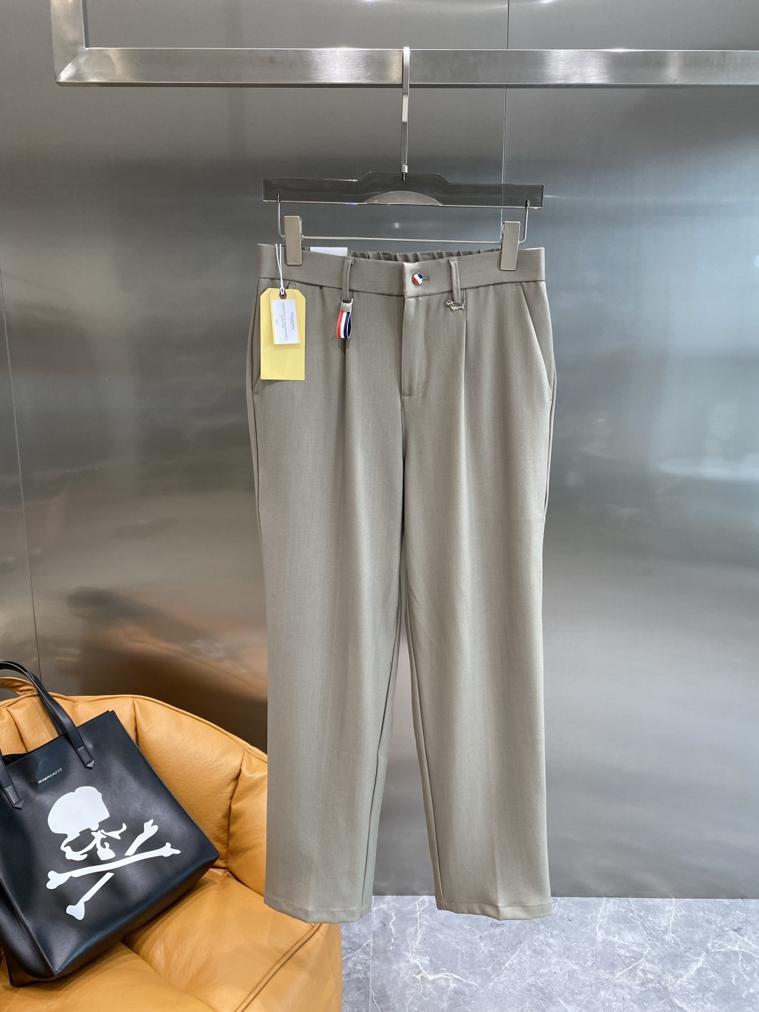 《𝙉𝙚𝙬🤍🖤TB家》
2025西裤 优雅干练两不误！裤子版型修身，线条流畅，能很好地修饰腿部线条，让你在