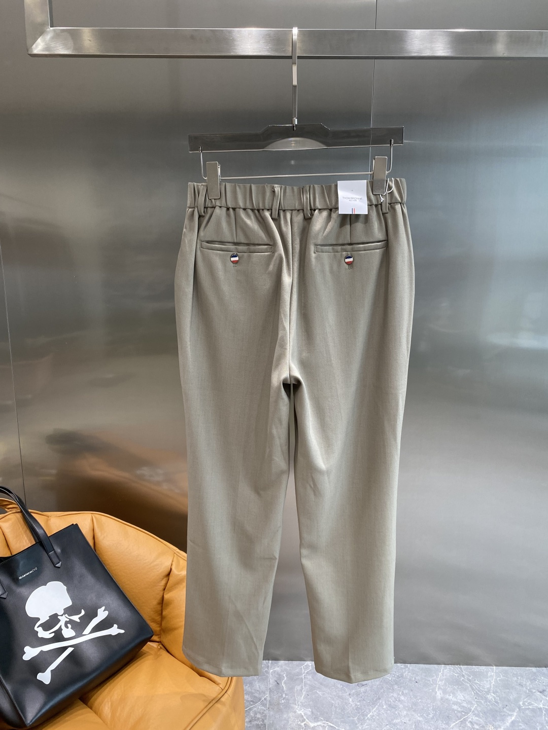 《𝙉𝙚𝙬🤍🖤TB家》
2025西裤 优雅干练两不误！裤子版型修身，线条流畅，能很好地修饰腿部线条，让你在