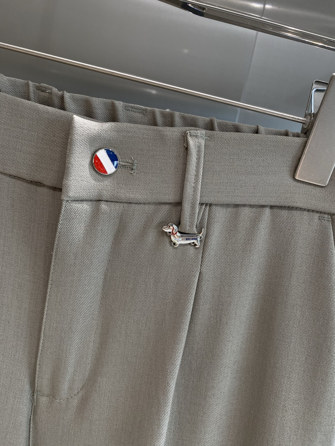 《𝙉𝙚𝙬🤍🖤TB家》
2025西裤 优雅干练两不误！裤子版型修身，线条流畅，能很好地修饰腿部线条，让你在