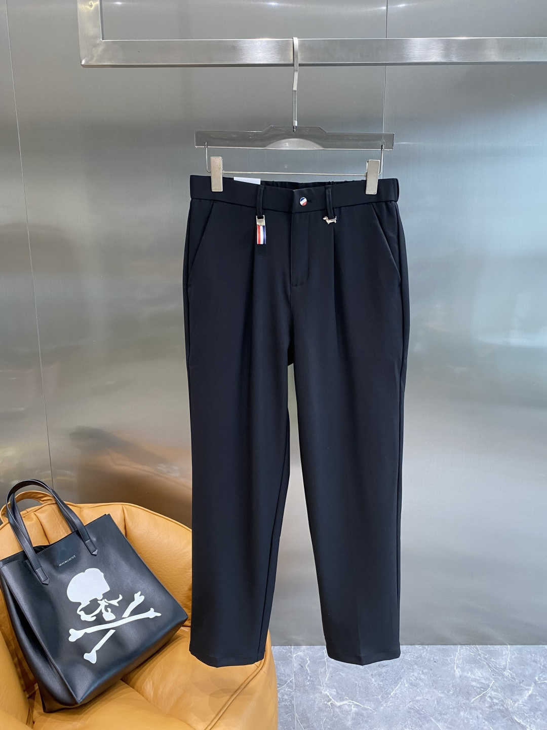 《𝙉𝙚𝙬🤍🖤TB家》
2025西裤 优雅干练两不误！裤子版型修身，线条流畅，能很好地修饰腿部线条，让你在