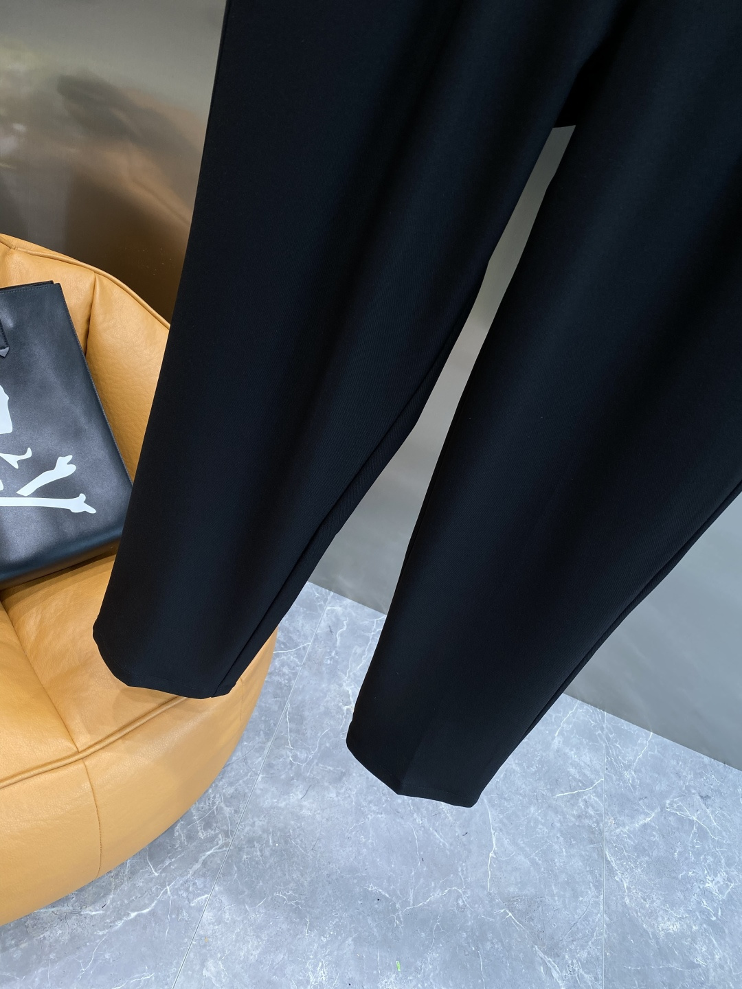 《𝙉𝙚𝙬🤍🖤TB家》
2025西裤 优雅干练两不误！裤子版型修身，线条流畅，能很好地修饰腿部线条，让你在