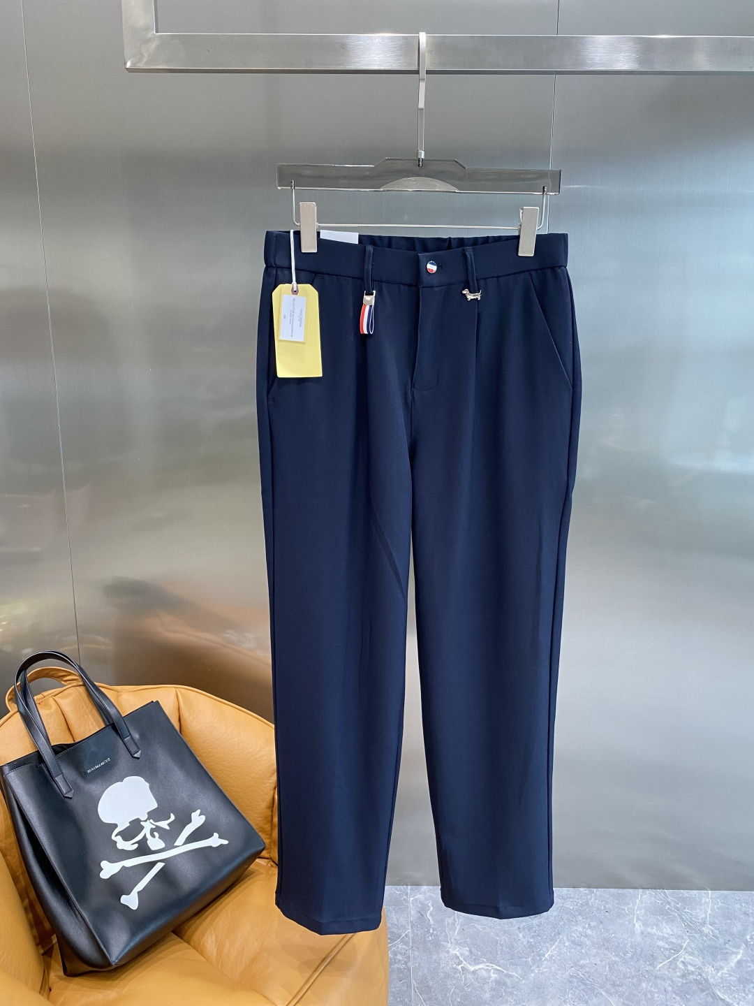 《𝙉𝙚𝙬🤍🖤TB家》
2025西裤 优雅干练两不误！裤子版型修身，线条流畅，能很好地修饰腿部线条，让你在