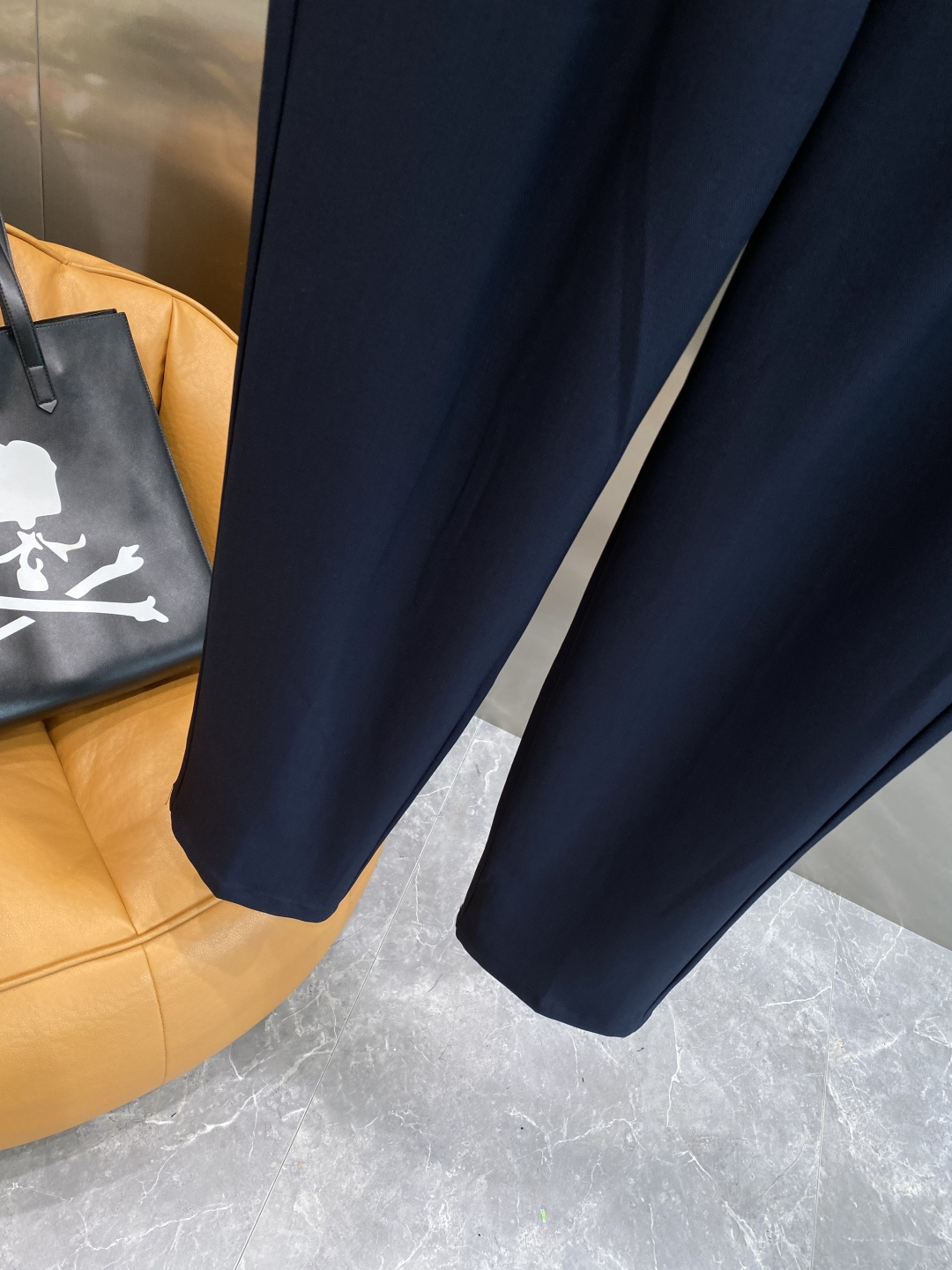 《𝙉𝙚𝙬🤍🖤TB家》
2025西裤 优雅干练两不误！裤子版型修身，线条流畅，能很好地修饰腿部线条，让你在