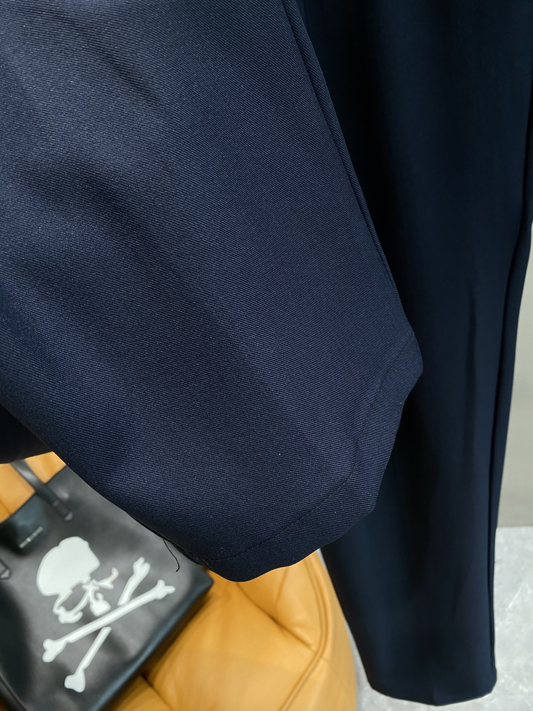 《𝙉𝙚𝙬🤍🖤TB家》
2025西裤 优雅干练两不误！裤子版型修身，线条流畅，能很好地修饰腿部线条，让你在