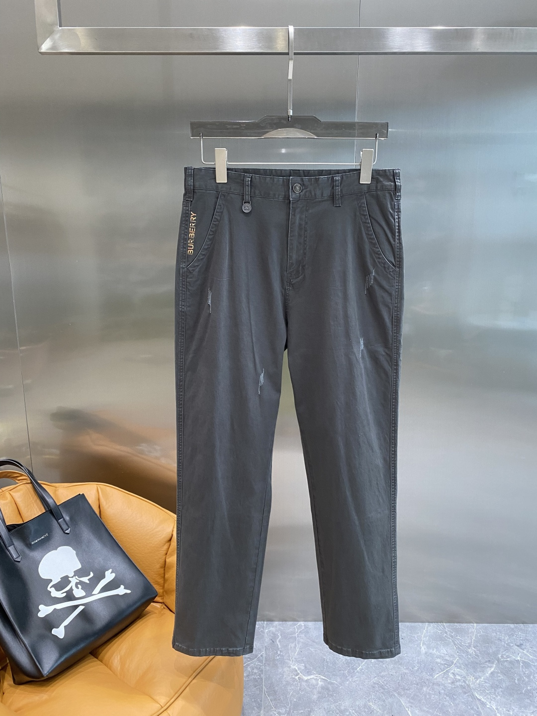 《𝙉𝙚𝙬🤍🖤巴家》
2025新品休闲裤西裤，官网同步发售，裤身工艺设计，进口客供辅料、面料定制，代工厂出