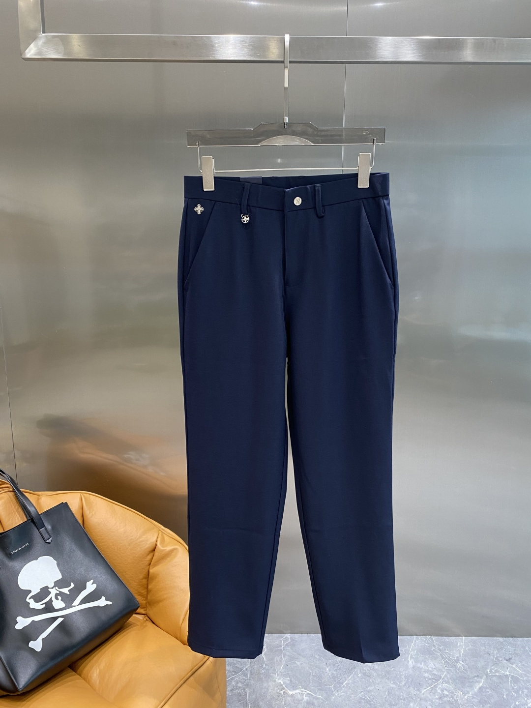 《𝙉𝙚𝙬🤍🖤驴家》
2025新品休闲裤西裤，官网同步发售，裤身工艺设计，进口客供辅料、面料定制，代工厂出