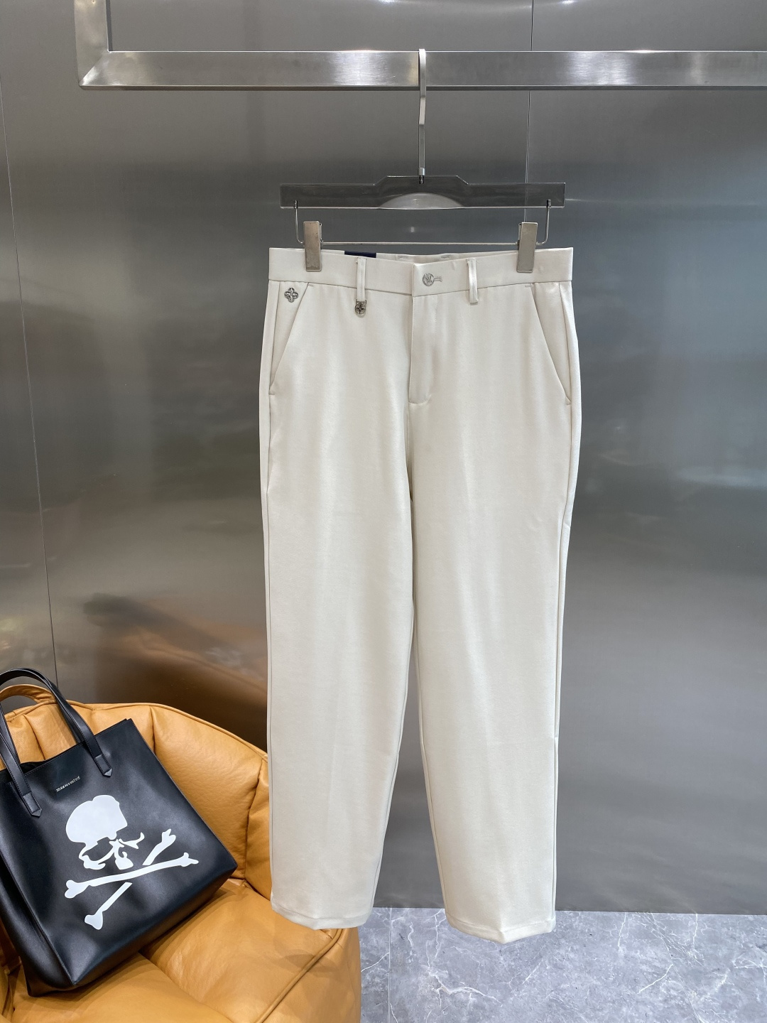 《𝙉𝙚𝙬🤍🖤驴家》
2025新品休闲裤西裤，官网同步发售，裤身工艺设计，进口客供辅料、面料定制，代工厂出