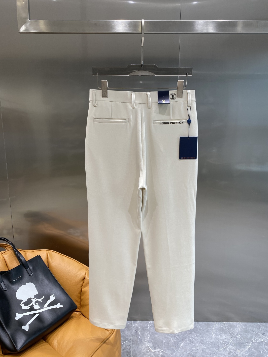 《𝙉𝙚𝙬🤍🖤驴家》
2025新品休闲裤西裤，官网同步发售，裤身工艺设计，进口客供辅料、面料定制，代工厂出