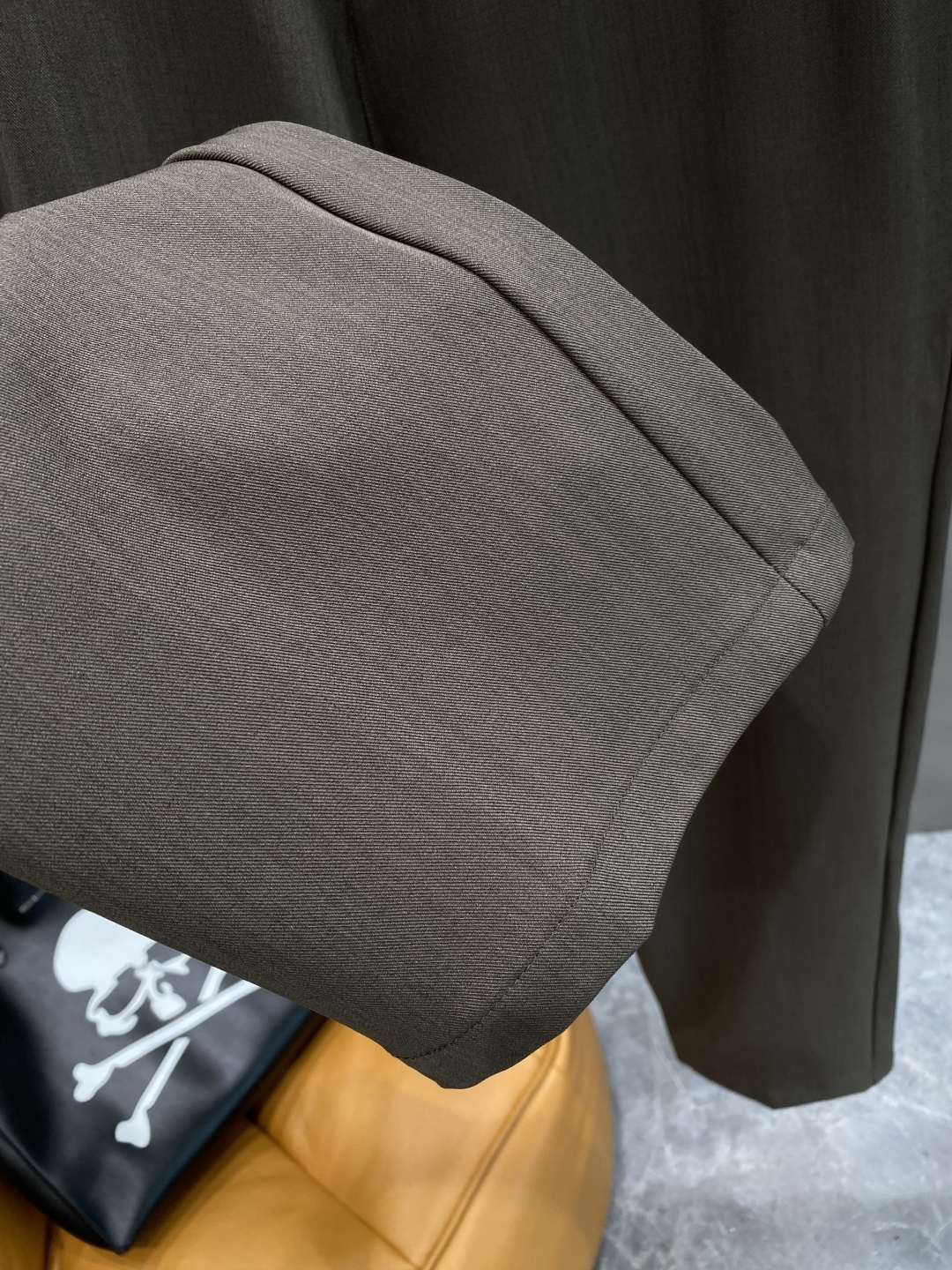 《𝙉𝙚𝙬🤍🖤驴家》
2025新品休闲裤西裤，官网同步发售，裤身工艺设计，进口客供辅料、面料定制，代工厂出