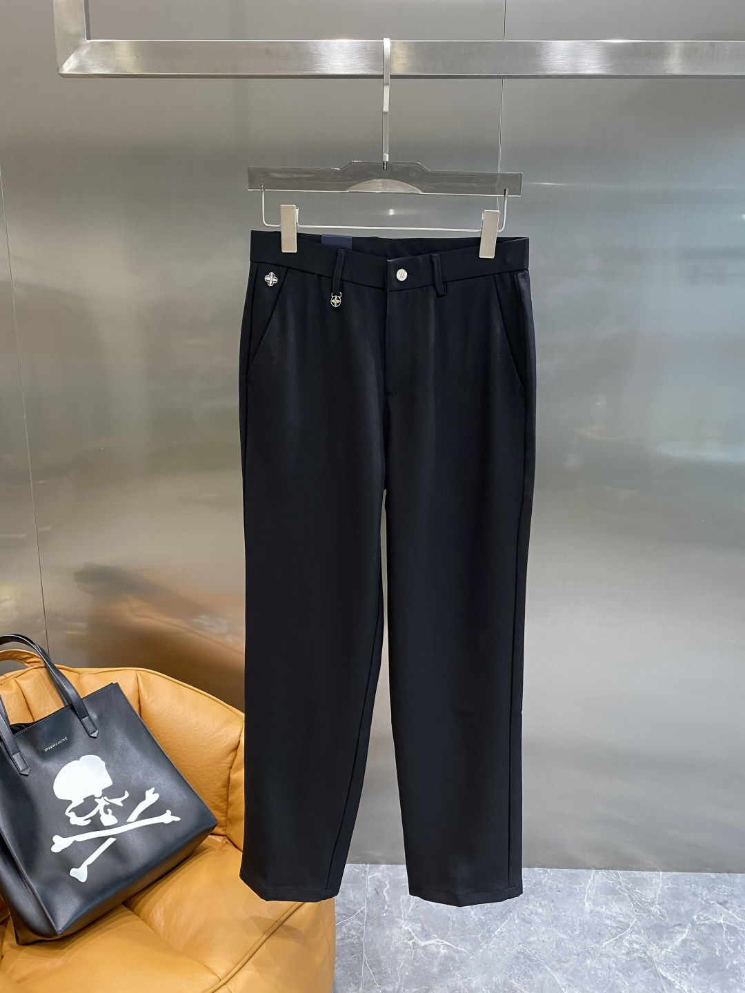 《𝙉𝙚𝙬🤍🖤驴家》
2025新品休闲裤西裤，官网同步发售，裤身工艺设计，进口客供辅料、面料定制，代工厂出