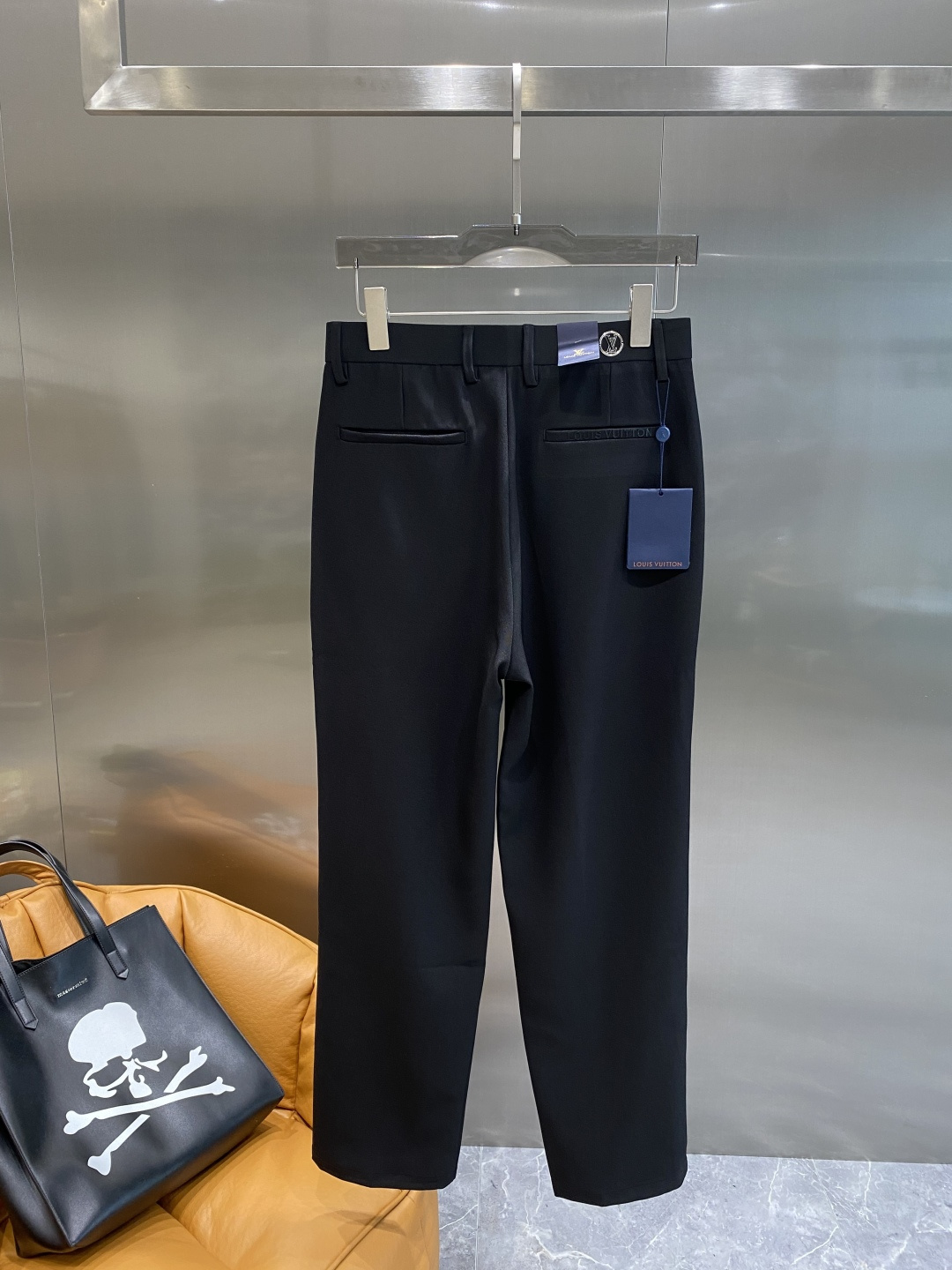 《𝙉𝙚𝙬🤍🖤驴家》
2025新品休闲裤西裤，官网同步发售，裤身工艺设计，进口客供辅料、面料定制，代工厂出