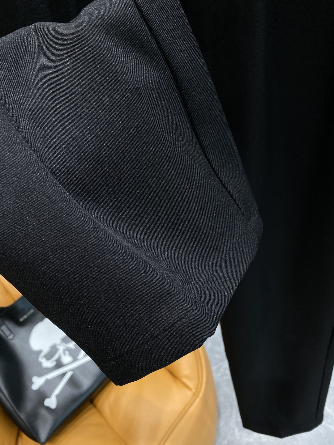 《𝙉𝙚𝙬🤍🖤驴家》
2025新品休闲裤西裤，官网同步发售，裤身工艺设计，进口客供辅料、面料定制，代工厂出