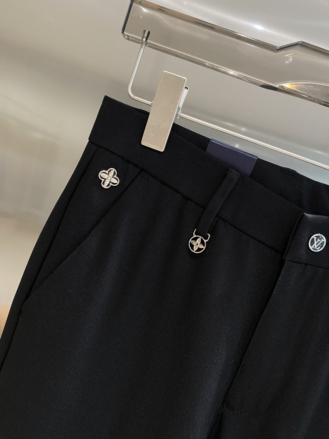 《𝙉𝙚𝙬🤍🖤驴家》
2025新品休闲裤西裤，官网同步发售，裤身工艺设计，进口客供辅料、面料定制，代工厂出