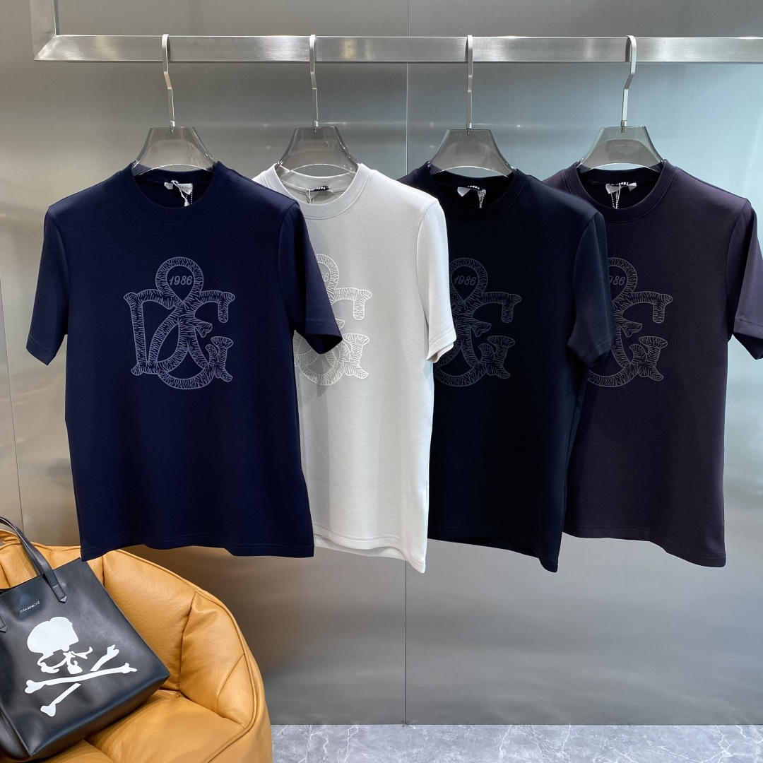 《𝙉𝙚𝙬🤍🖤DG家》
2025新款首发专柜最新款短袖圆领T恤 高端订制 设计前卫时尚！品牌logo重工艺