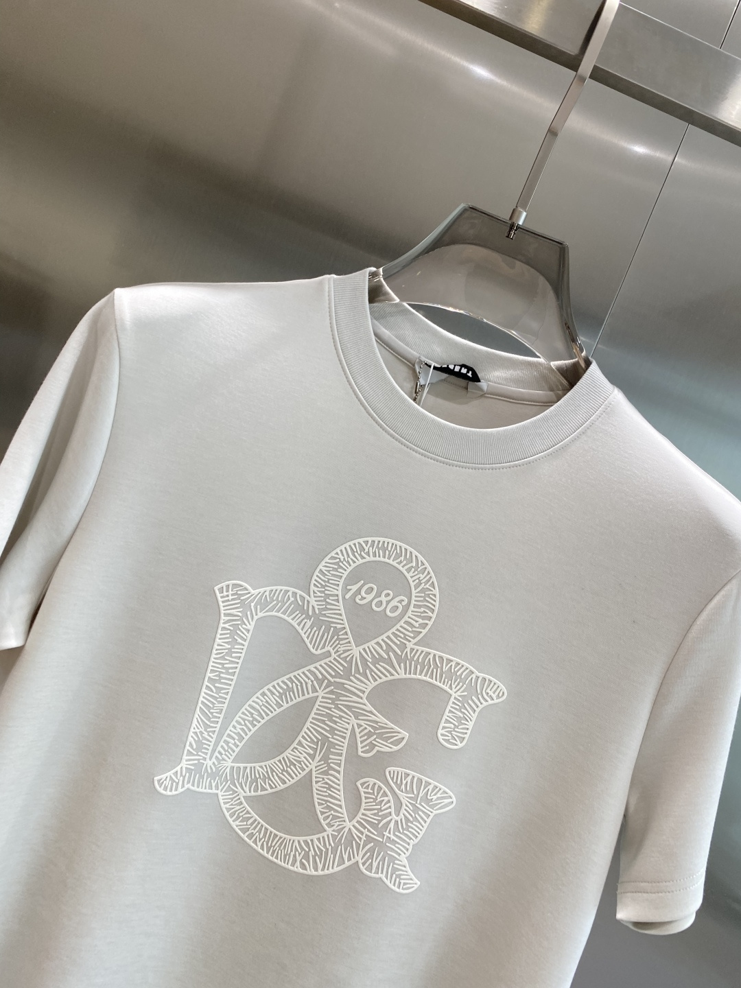 《𝙉𝙚𝙬🤍🖤DG家》
2025新款首发专柜最新款短袖圆领T恤 高端订制 设计前卫时尚！品牌logo重工艺