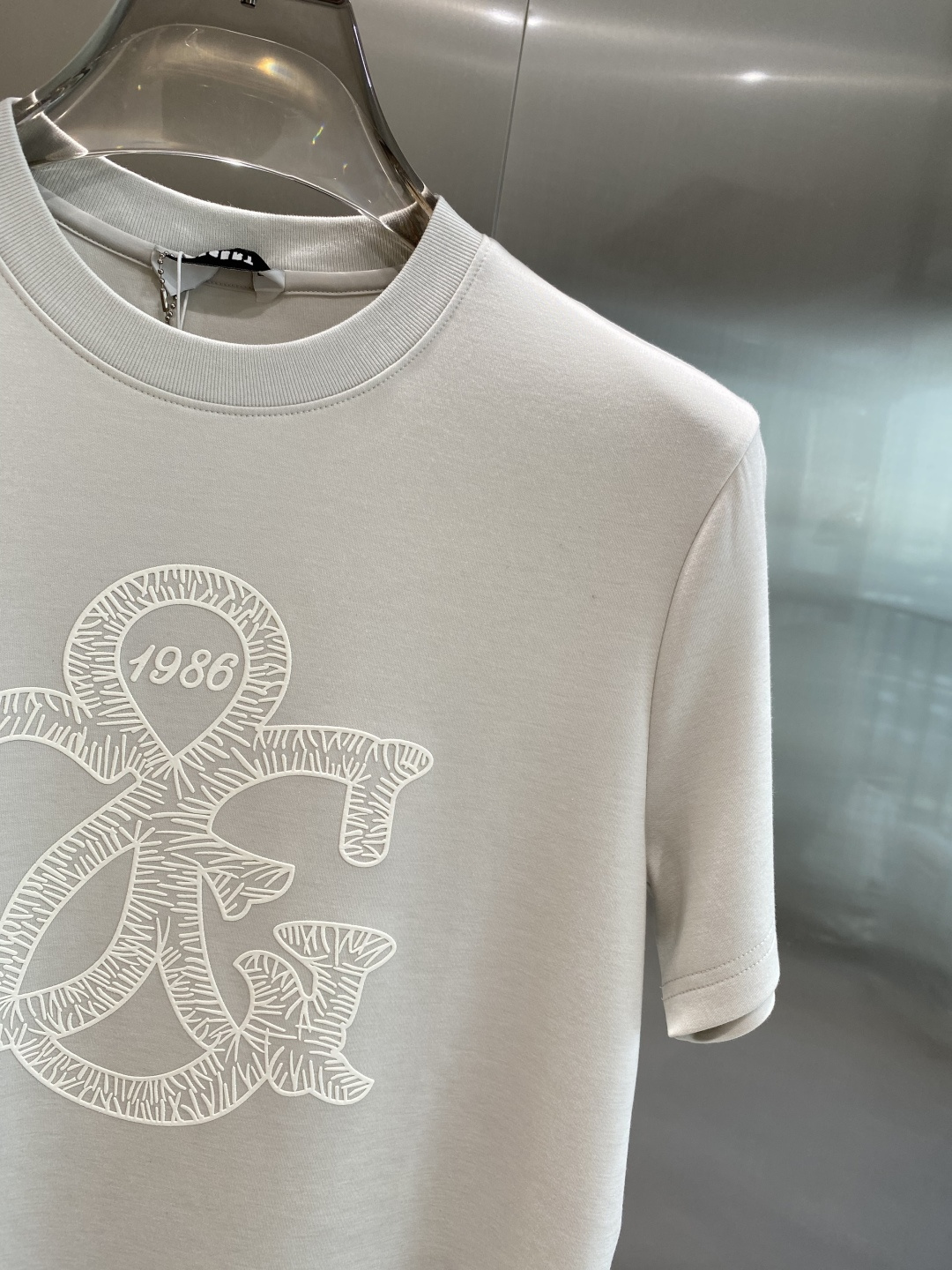 《𝙉𝙚𝙬🤍🖤DG家》
2025新款首发专柜最新款短袖圆领T恤 高端订制 设计前卫时尚！品牌logo重工艺