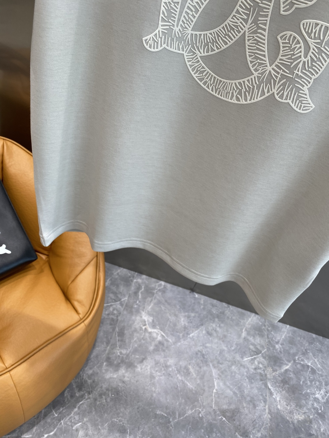 《𝙉𝙚𝙬🤍🖤DG家》
2025新款首发专柜最新款短袖圆领T恤 高端订制 设计前卫时尚！品牌logo重工艺